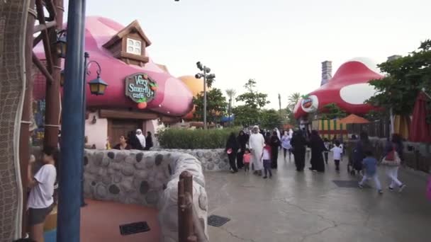 Territorio de la Aldea de Pitufos de Diversión en Motiongate en Dubai Parks and Resorts — Vídeo de stock