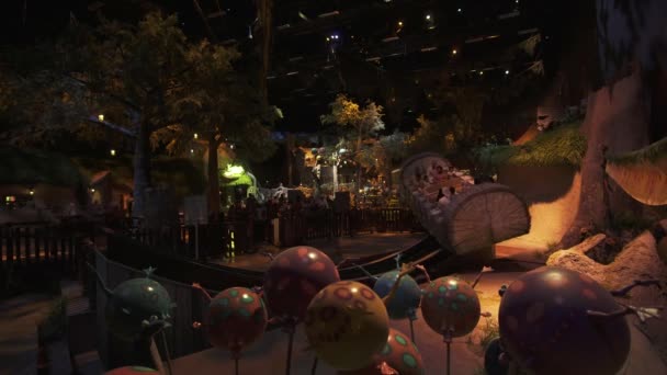 Territorium des Vergnügungsshreks in Dreamworks in Motiongate in Dubais Parks und Resorts Stock Footage Video — Stockvideo