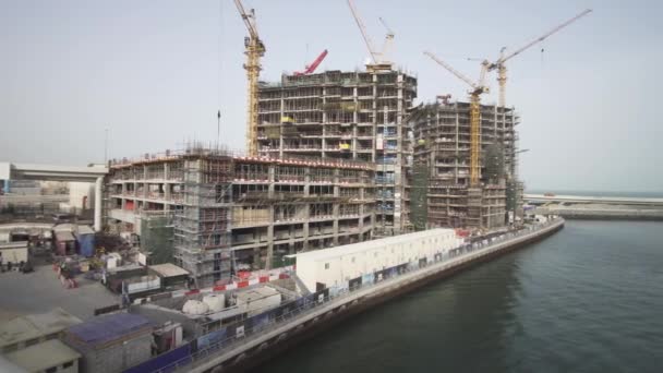 Грандиозное строительство на набережной Дубая — стоковое видео