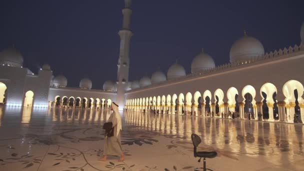 Sheikh Zayed Grand moskee is een van de zes grootste moskeeën in de wereld stock footage video — Stockvideo