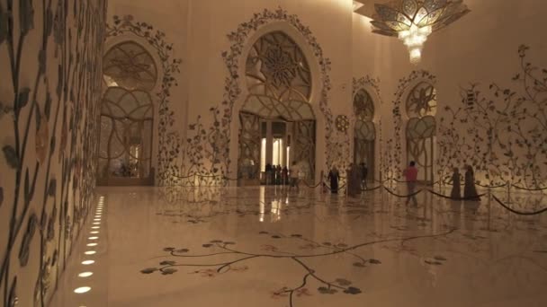 Sheikh Zayed Gran Mezquita es una de las seis mezquitas más grandes del mundo material de archivo de vídeo — Vídeos de Stock