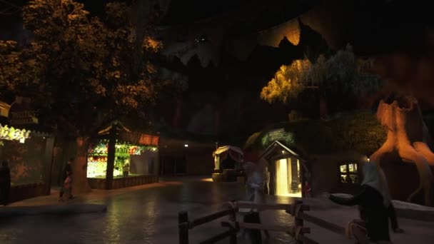 ドバイの公園やリゾートの映像をビデオ素材で遊園地の Motiongate でドリームワークス シュレックの領土 — ストック動画