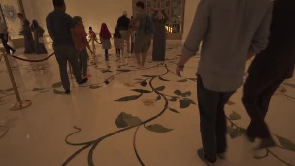 Sheikh Zayed Gran Mezquita es una de las seis mezquitas más grandes del mundo material de archivo de vídeo — Vídeo de stock
