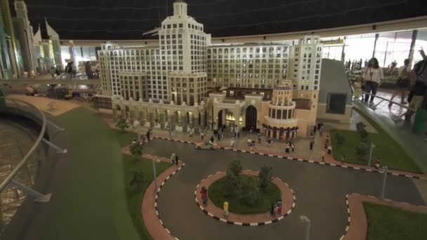 Utställning av modeller av de mest berömda landmärkena gjord av legobitar i Miniland Legoland på Dubai Parks and Resorts arkivfilmer video — Stockvideo