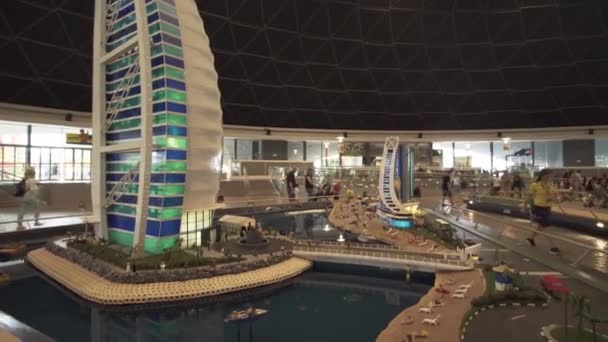 Tentoonstelling van maquettes Jumeirah Beach Hotel en Burj Al Arab Hotel gemaakt van Lego stukken in Miniland Legoland op Dubai Parks and Resorts stock footage video — Stockvideo