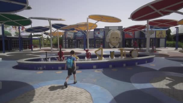 娱乐和娱乐在领土上的想象力加州在迪拜公园和度假村股票录像视频 — 图库视频影像