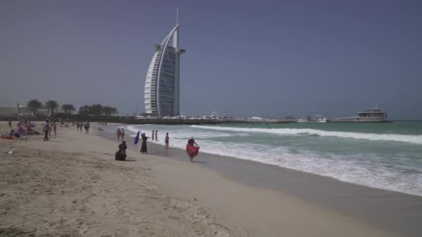 Public Jumeirah Open Beach, na costa do Golfo Pérsico, Dubai imagens de vídeo — Vídeo de Stock