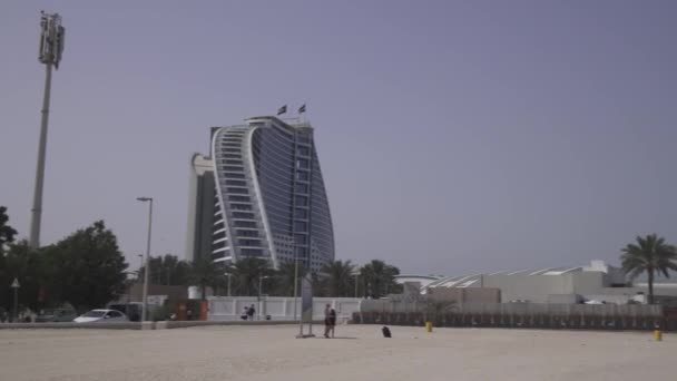 Jumeirah Beach Hotel and Burj Al Arab Hotel on Public Jumeirah Open Beach sulla costa del Golfo Persico, Dubai stock footage video — Video Stock