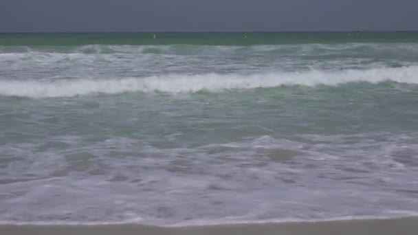 Krásné velké mořské vlny z Perského zálivu na veřejné pláži Open Jumeirah v Dubaji stopáže videa — Stock video