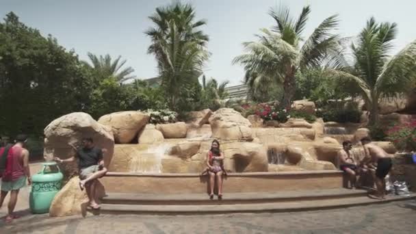瀑布在入口处的 aquapark Aquaventure 在迪拜股票片段视频 — 图库视频影像