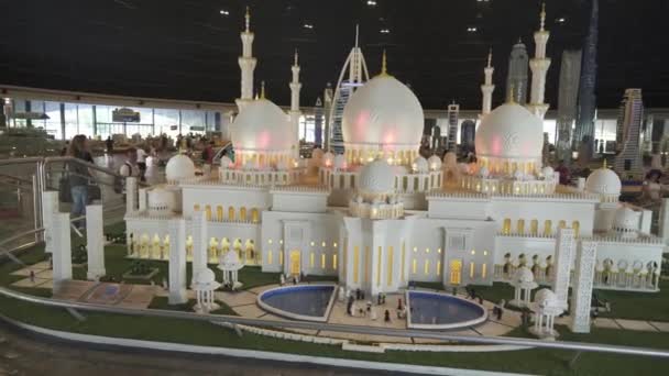 Έκθεση μακετών Μεγάλο Τζαμί Sheikh Zayed έκανε από Lego κομμάτια Miniland Legoland στο Ντουμπάι Parks and Resorts πλάνα βίντεο — Αρχείο Βίντεο