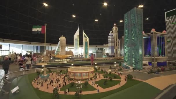 Esposizione di grattacieli modellati di Dubai realizzati con pezzi Lego in Miniland Legoland presso Dubai Parks and Resorts stock footage video — Video Stock