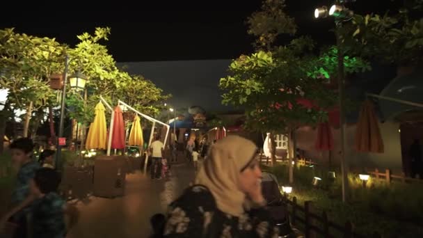 Território da diversão Smurfs Village em Motiongate em Dubai Parques e Resorts vídeo de filmagem — Vídeo de Stock