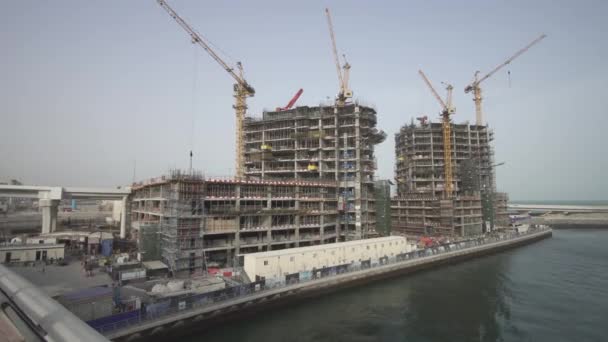 Grandiosa construcción en el paseo marítimo de Dubai Marina material de archivo de vídeo — Vídeo de stock