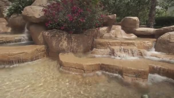 Cascada en la entrada del parque acuático Aquaventure en Dubai — Vídeos de Stock