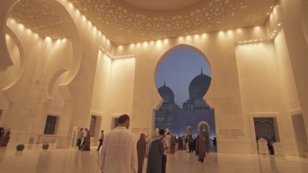 Sheikh Zayed Grand moskee is een van de zes grootste moskeeën in de wereld stock footage video — Stockvideo