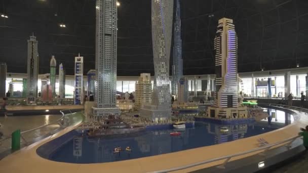 Utställning av mock-ups Dubai Marina gjord av legobitar i Miniland Legoland på Dubai Parks and Resorts arkivfilmer video — Stockvideo