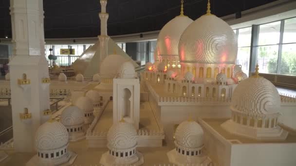 Výstava makety Sheikh Zayed Grand Mosque z Lego kusů v Minilandu Legoland v Dubaji a Eisnerův odchod stopáže videa — Stock video