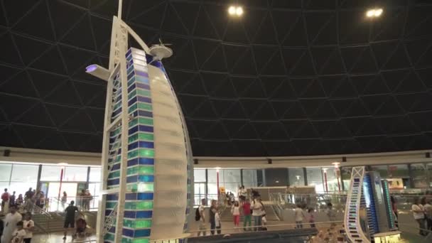 Výstava makety Jumeirah Beach Hotel a Burj Al Arab Hotel z Lego kusů v Minilandu Legoland v Dubaji a Eisnerův odchod stopáže videa — Stock video