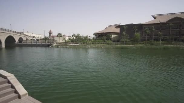 Flusslandschaft in Dubais Parks und Resorts Stock Footage Video — Stockvideo