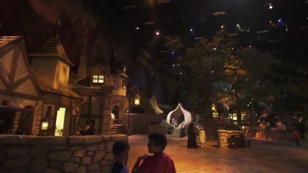 Territorium des Vergnügungsshreks in Dreamworks in Motiongate in Dubais Parks und Resorts Stock Footage Video — Stockvideo