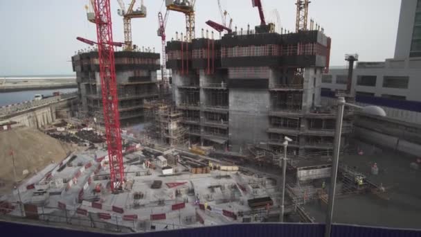 Грандіозне будівництво на набережній Dubai Marina Відеоматеріал відео — стокове відео