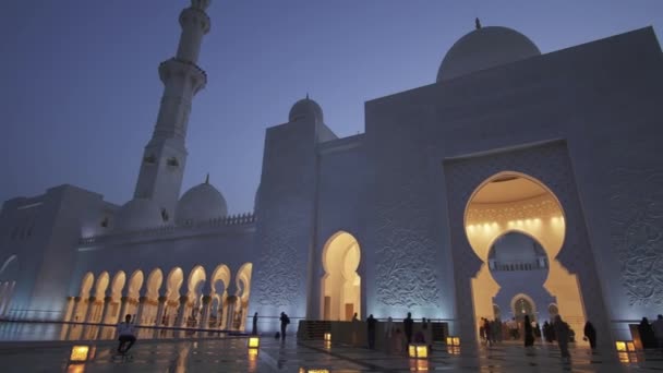 Sheikh Zayed Gran Mezquita es una de las seis mezquitas más grandes del mundo material de archivo de vídeo — Vídeos de Stock