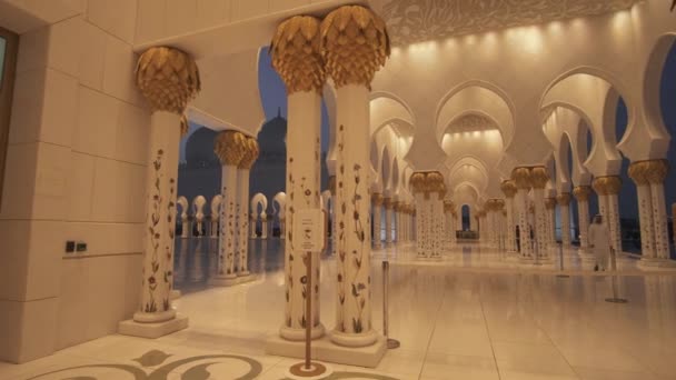 Die Scheich-Zayed-Moschee ist eine der sechs größten Moscheen der Welt. — Stockvideo
