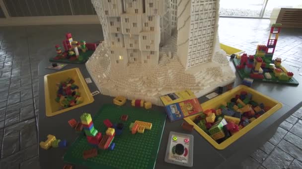 Speeltafel voor kinderen in de tentoonstelling van Lego stukjes in Miniland Legoland op Dubai Parks and Resorts stock footage video — Stockvideo