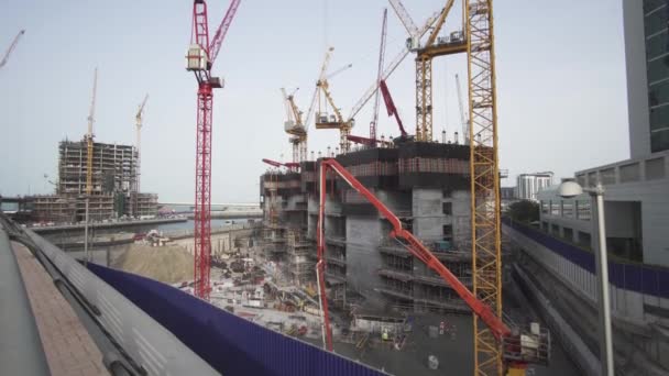 Grandiosa construcción en el paseo marítimo de Dubai Marina material de archivo de vídeo — Vídeo de stock