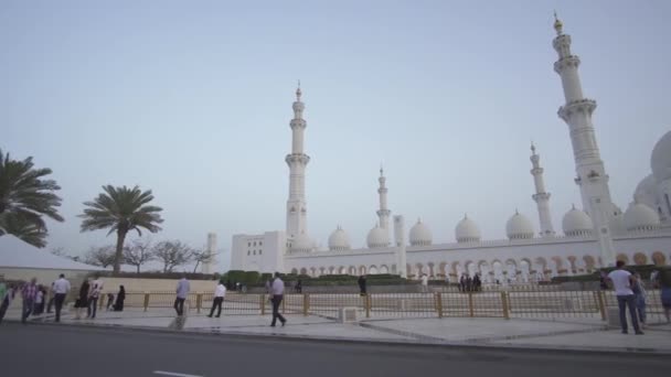 Sheikh Zayed Gran Mezquita es una de las seis mezquitas más grandes del mundo material de archivo de vídeo — Vídeos de Stock