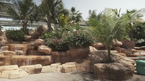 Водопад у входа в аквапарк Aquaventure в Дубае — стоковое видео