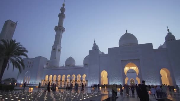 Sheikh Zayed Grand moskee is een van de zes grootste moskeeën in de wereld stock footage video — Stockvideo