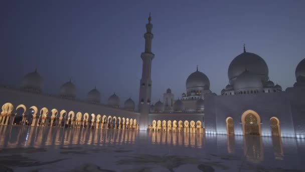 Sheikh Zayed Grand moskee is een van de zes grootste moskeeën in de wereld stock footage video — Stockvideo