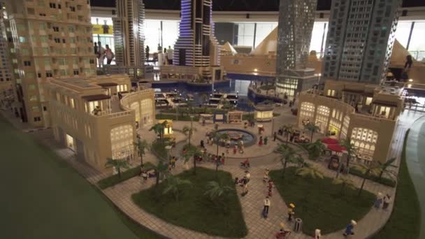 Exposição de maquetes Dubai Marina feita de peças de Lego em Miniland Legoland no Dubai Parks and Resorts — Vídeo de Stock