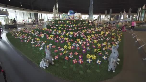 Exposição de maquetes de gramado com flores feitas de peças de Lego em Miniland Legoland em Dubai Parks and Resorts imagens de vídeo — Vídeo de Stock