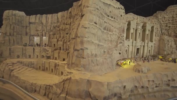 Tentoonstelling van maquettes Petra gemaakt van Lego stukken in Miniland Legoland op Dubai Parks and Resorts stock footage video — Stockvideo