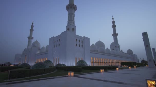 Schejk Zayed-moskén är en av de sex största moskéerna i världen arkivfilmer video — Stockvideo