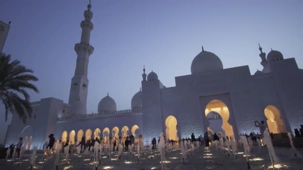 Schejk Zayed-moskén är en av de sex största moskéerna i världen arkivfilmer video — Stockvideo