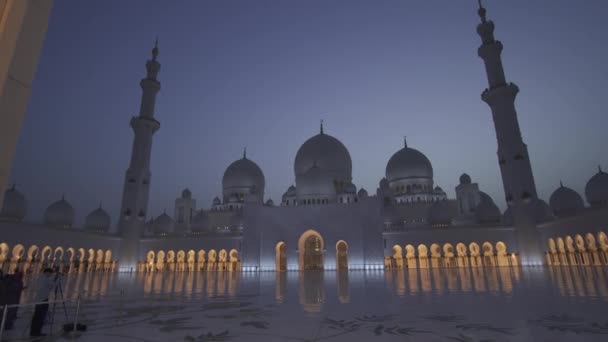 Sheikh Zayed Grand Mesquita é uma das seis maiores mesquitas do mundo imagens de vídeo — Vídeo de Stock