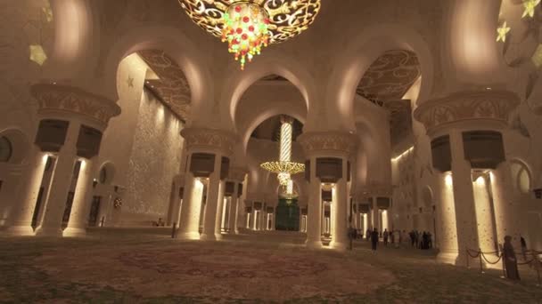 Die Scheich-Zayed-Moschee ist eine der sechs größten Moscheen der Welt. — Stockvideo