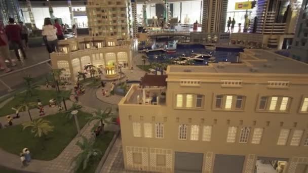 Tentoonstelling van maquettes Dubai Marina gemaakt van Lego stukken in Miniland Legoland op Dubai Parks and Resorts stock footage video — Stockvideo