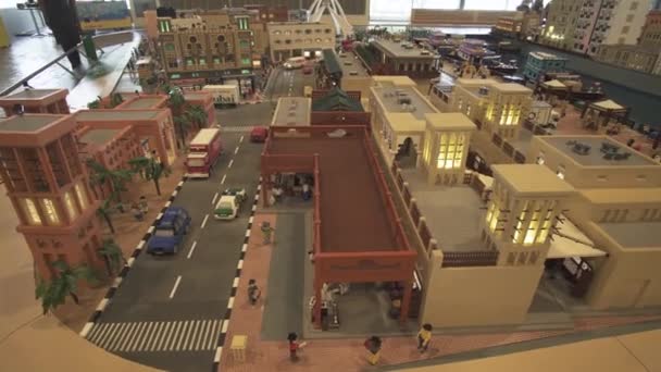 Tentoonstelling van maquettes Deira gemaakt van Lego stukken in Miniland Legoland op Dubai Parks and Resorts stock footage video — Stockvideo