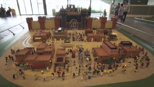 Ausstellung von Attrappen der berühmtesten Sehenswürdigkeiten aus Legosteinen im Miniland Legoland in Dubais Parks und Resorts Stock Footage Video — Stockvideo