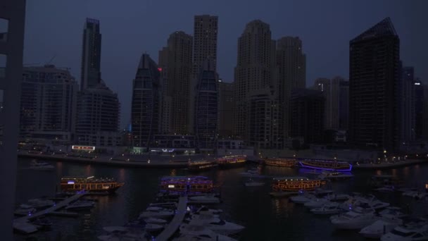 Vista nocturna de Dubai Marina imágenes de archivo de vídeo — Vídeos de Stock