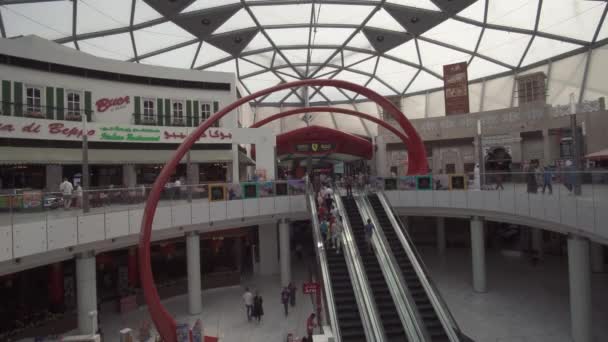 Winkelcentrum in de buurt van de Ferrari World Abu Dhabi stock footage video — Stockvideo