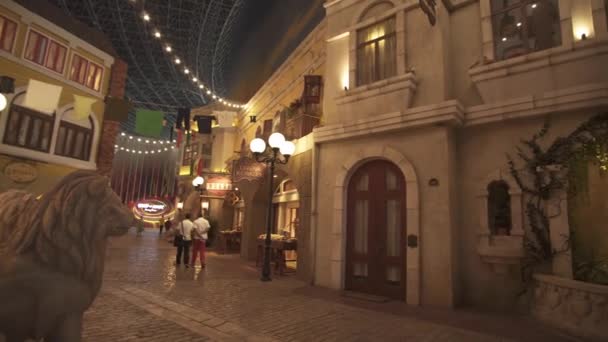 Calle italiana de cafeterías y tiendas en el parque temático Ferrari World Abu Dhabi material de archivo de vídeo — Vídeo de stock