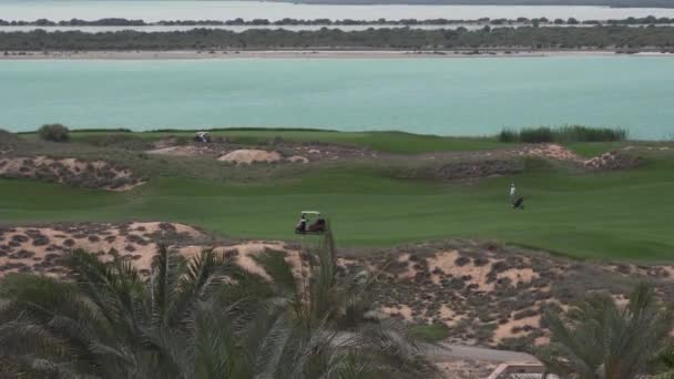 Terrains de golf au bord de la mer sur l'île de Yas à Abu Dhabi stock footage video — Video