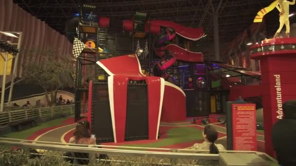 Área de juegos del campamento de entrenamiento junior en Ferrari World Abu Dhabi material de archivo de vídeo — Vídeo de stock