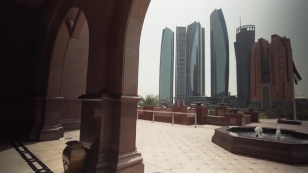 Wieżowce w Abu Dhabi widok z hotelu Emirates Palace Stockowy materiał wideo — Wideo stockowe